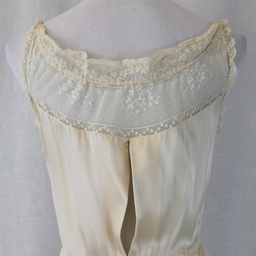 Sylvia Pedlar Iris Lingerie co. 1920s Silk Charmeuse and French Lace Nightgown - Picture 11 of 14